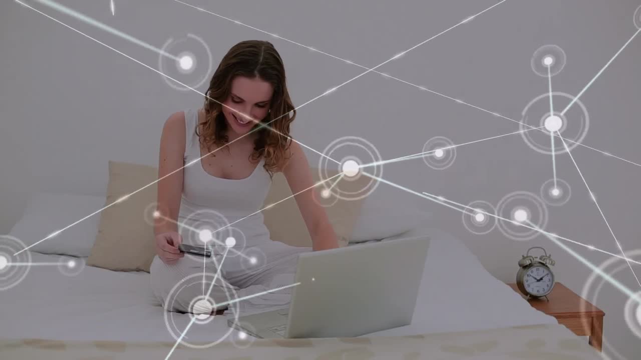 사회적 거리를 유지하는 백인 여성이 집에서 온라인으로 구매하고 있습니다.