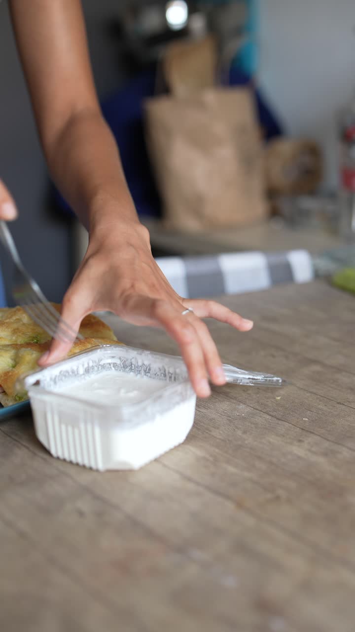 preparando sándwiches con yogur y guacamole