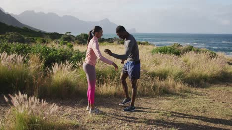 pareja en forma diversa haciendo ejercicios de estiramiento en un campo en el campo