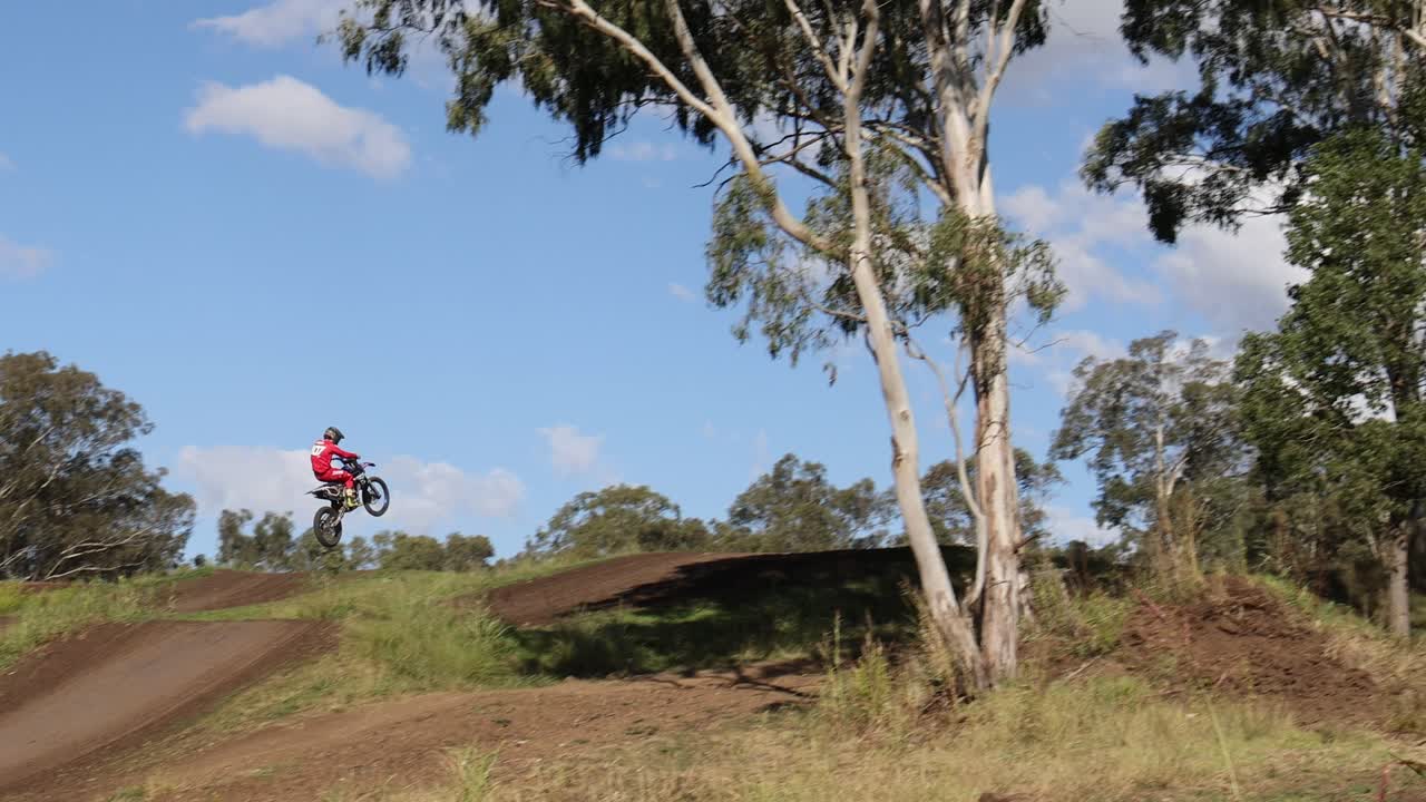 라이더는 트랙에서 점프와 회전을 수행합니다.