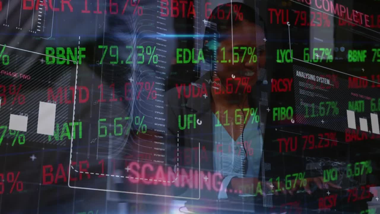 사무실에서 밤에 컴퓨터를 사용하는 사업가 4k