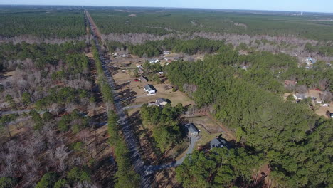 disparo de drones moviéndose hacia una fila de casas asentadas en una carretera secundaria en carolina del norte