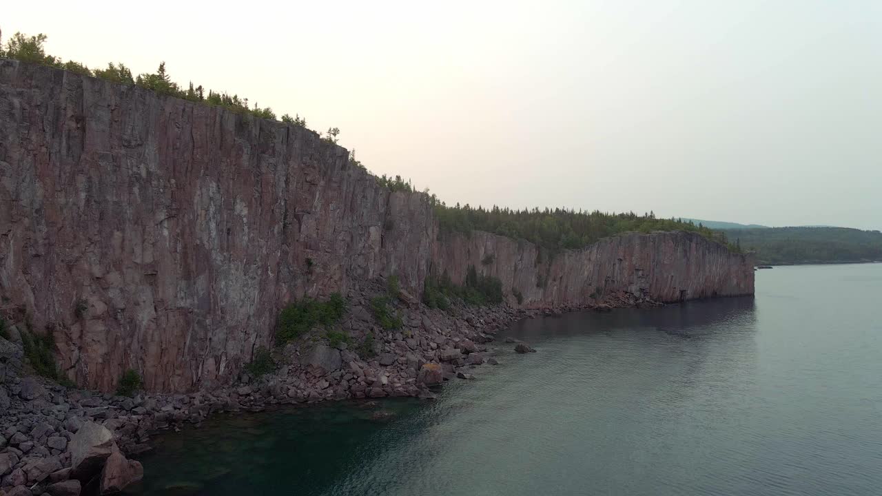 vista aérea de los enormes acantilados de palisade head ubicados en la costa norte del lago superior minnesota, paisaje que vale la pena viajar