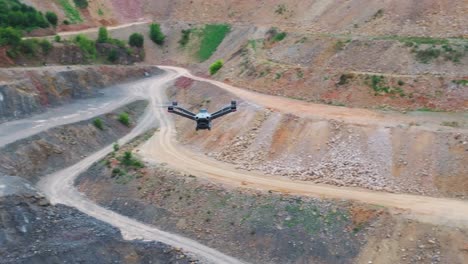 drones de mapeo aéreo y vigilancia sobre una cantera de piedra caliza, chequia