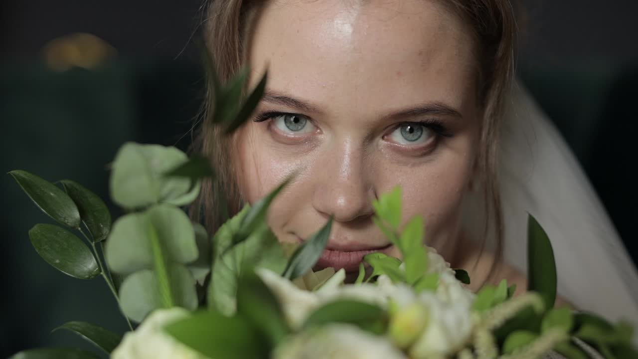 красивая невеста улыбается с свадебным букетом