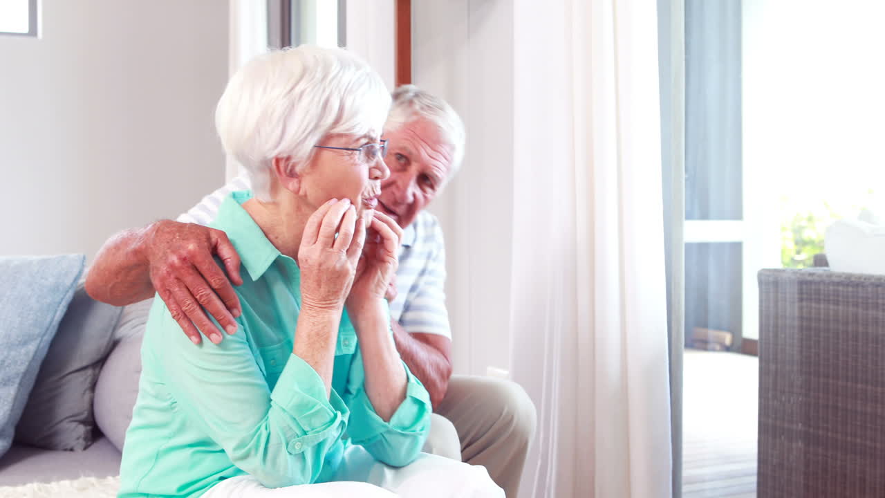 걱정하는 노인 아내를 위로하는