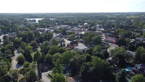 Drone-Volando-Sobre-El-Barrio-De-Acton-Suburbano-Junto-Al-Lago-Durante-El-Amanecer