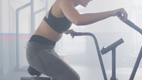 Vídeo-De-Una-Mujer-Caucásica-Decidida-En-Bicicleta-Estática-Haciendo-Ejercicio-En-Un-Gimnasio