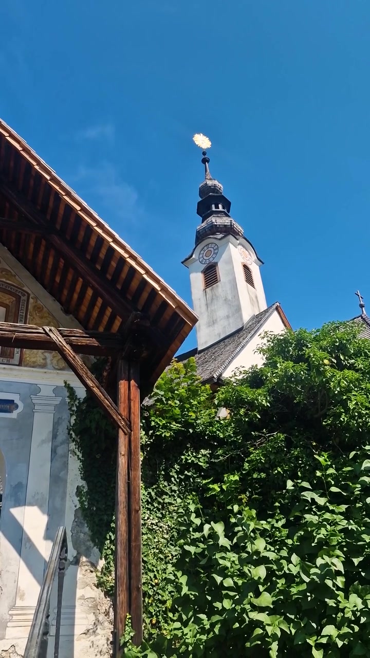 Vista verticale della torre della chiesa cattolica nel villaggio di Maria Wörth, Austria