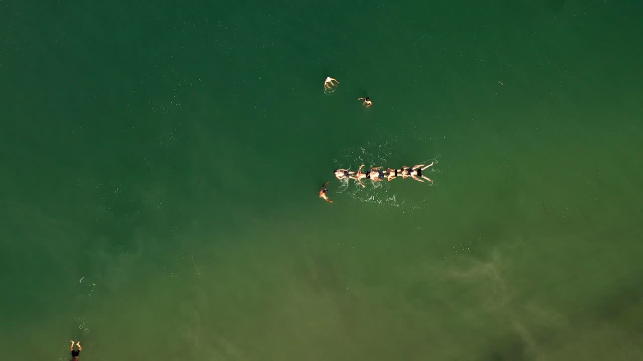 호수에서 수영하는 사람들