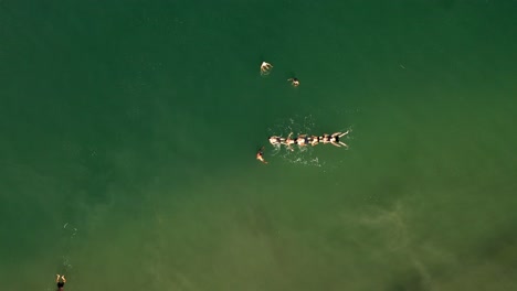 gente nadando en un lago