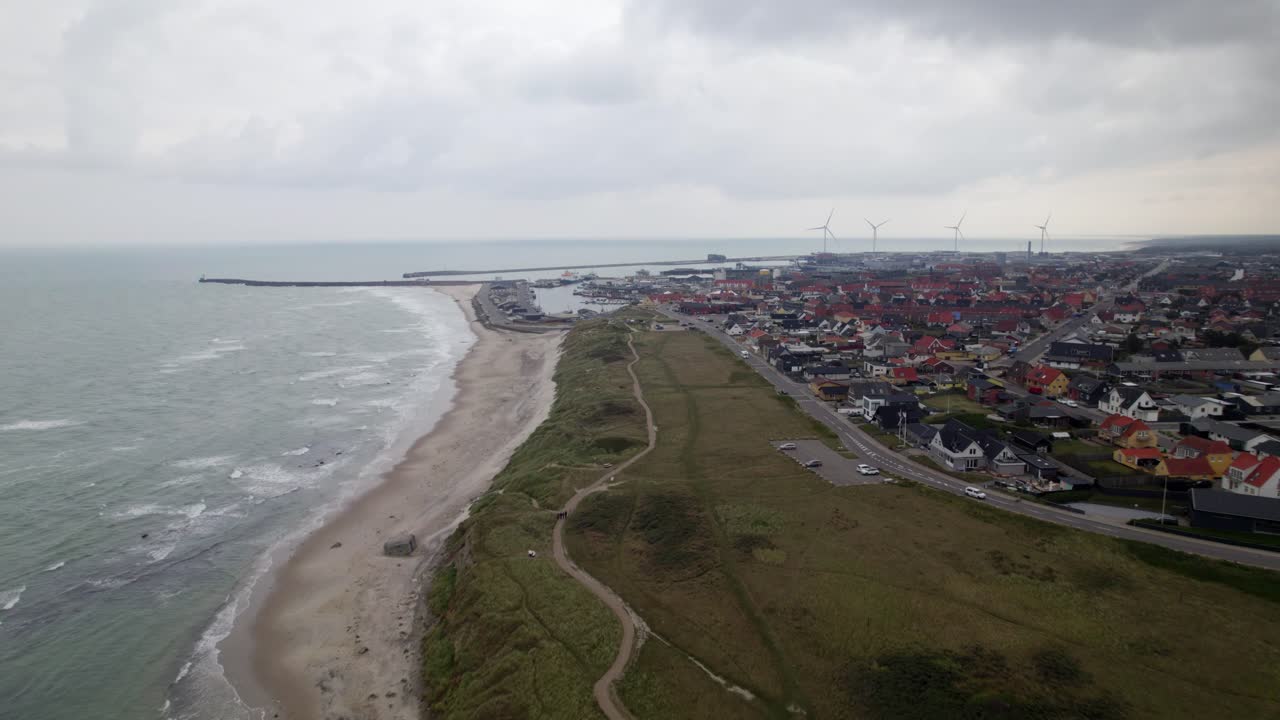 바람 터빈과 흐린 날에 hirtshal 마을 해변 해안선의 비행
