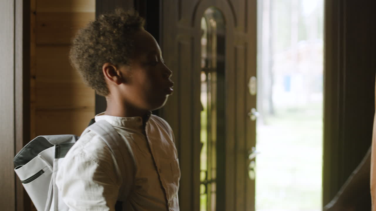 화창한 날 도시에서 전기 스쿠터를 타는 젊은 여성