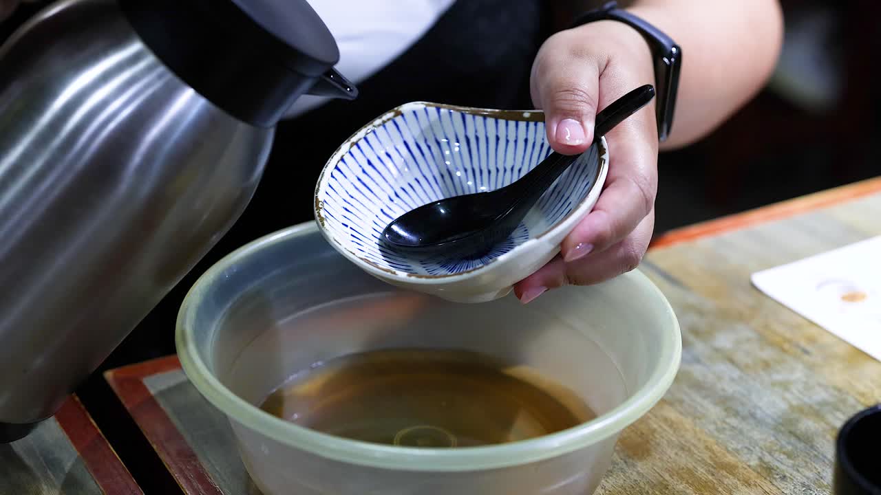 persona vierte agua en un cuenco