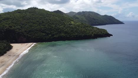 Picturesque-beach-Playa-El-Valle-on-the-lush-peninsula-of-Samaná-in-the-Dominican-Republic