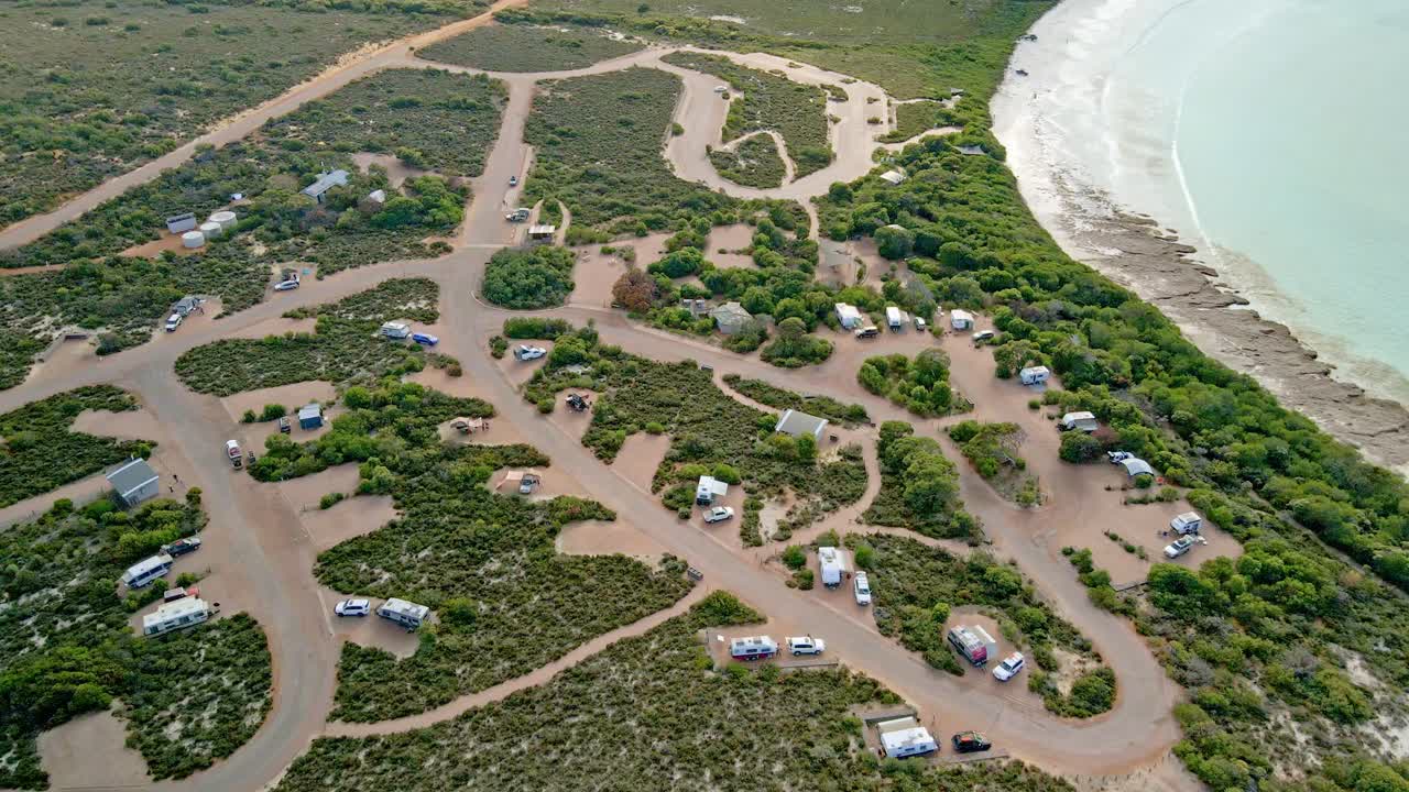 vista aérea sobre el campamento - bahía de la suerte, australia - desending , disparo de avión no tripulado