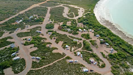 Luftaufnahme-über-Campingplatz---Lucky-Bay,-Australien---Abstieg,-Drohnenaufnahme