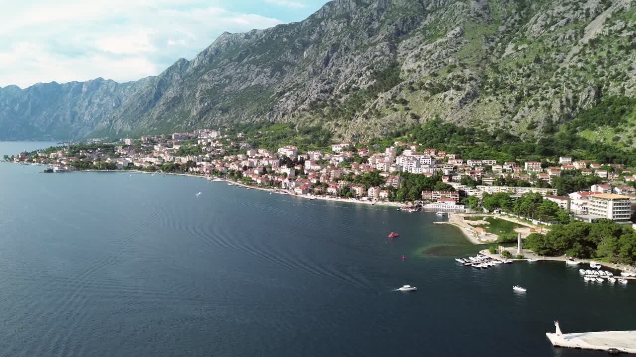 Kota Kotor di pesisir Adriatik yang dikelilingi oleh pegunungan kapur berbatu, Drone, Tampilan panorama