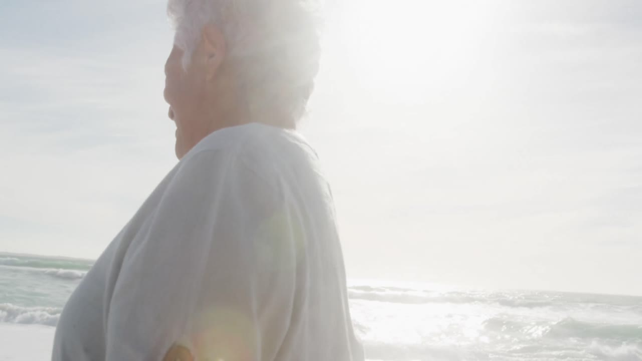 해가 지면 해변에서  ⁇ 고 웃는 행복한 히스패닉 수석 부부