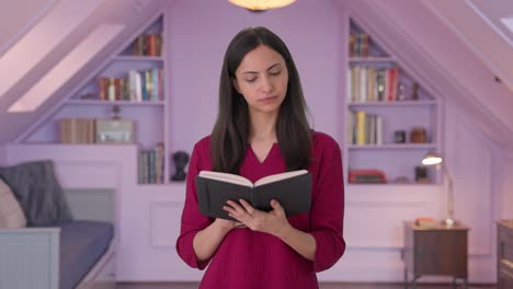 Mujer-India-Leyendo-Un-Libro