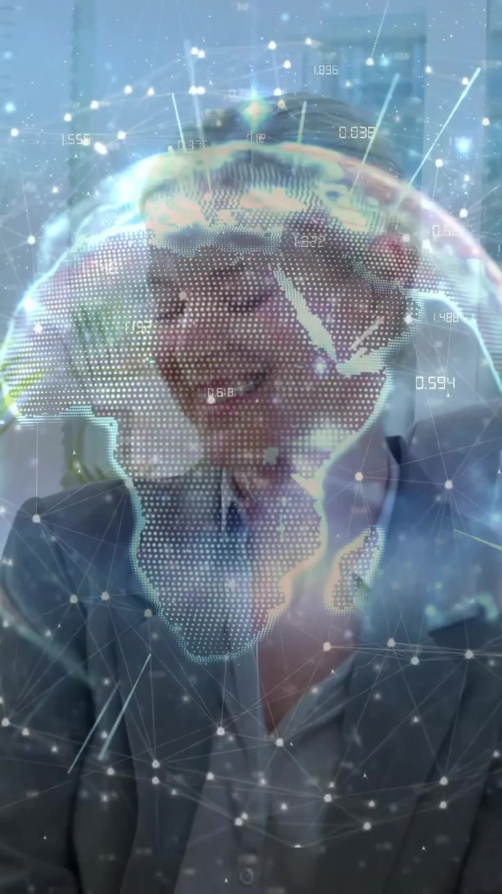Video vertical: Equipo de negocios girando hacia un holograma que aparece y presenta datos numéricos en la oficina.
