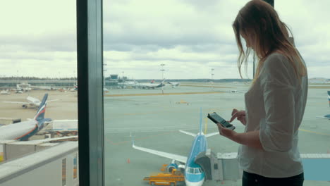 Woman-with-Smartphone-in-Airport