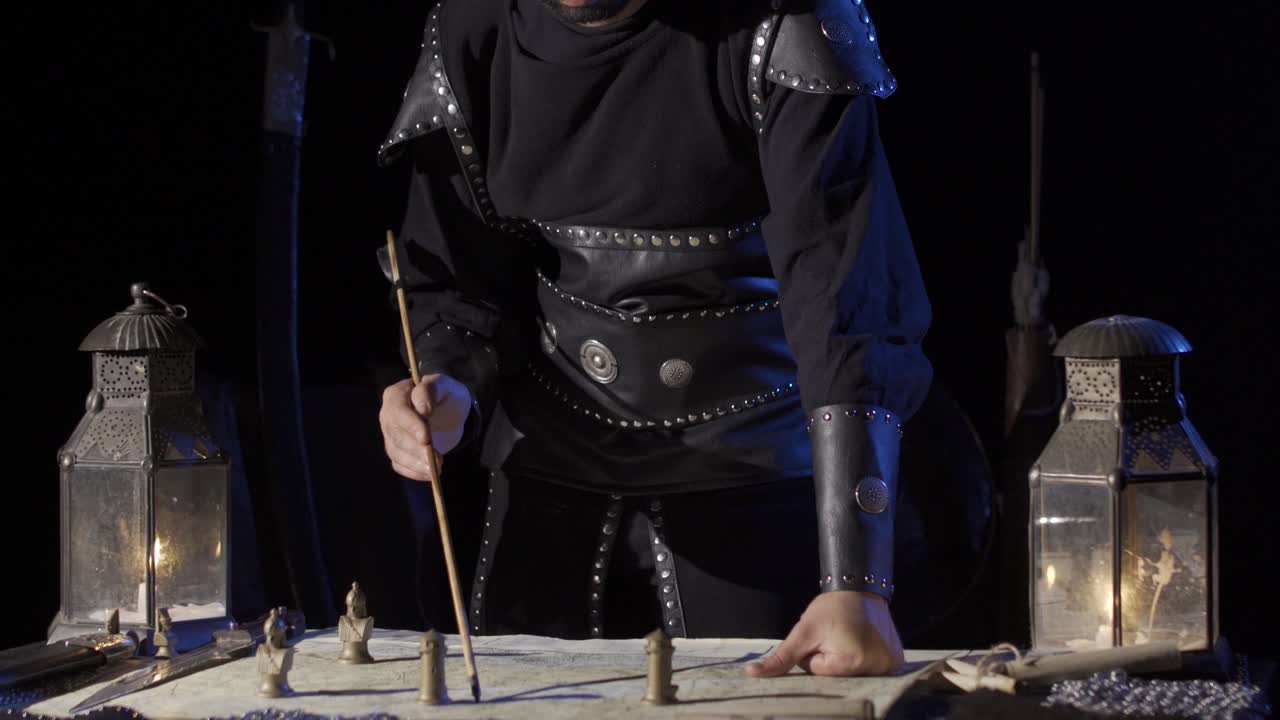 el comandante que determina la táctica de guerra con la espada en el mapa.