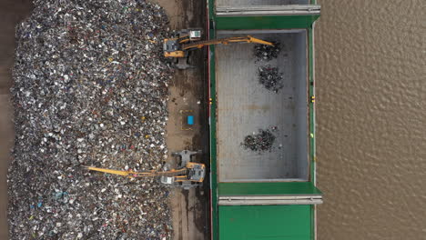 luftaufnahme von altmetall, das auf ein schiff verladen wird, um es dem recycling zuzuführen