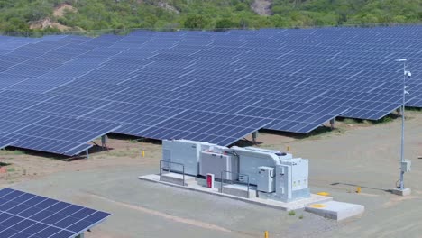 paneles solares en el parque fotovoltaico y unidad de control electrónico