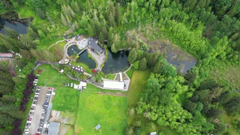 Vista-Aérea-Desde-Drone-De-Una-Granja-Con-Un-Lago