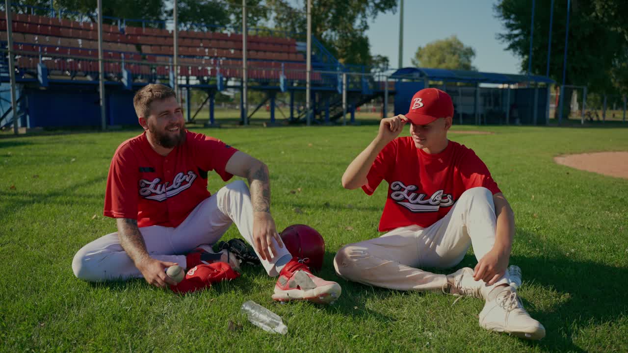 Giocatori di baseball che si rilassano sul campo