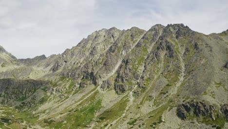 el paisaje dramático de la alta montaña tatras y los valles con cielo nublado en el fondo en eslovaquia - tiro rodante