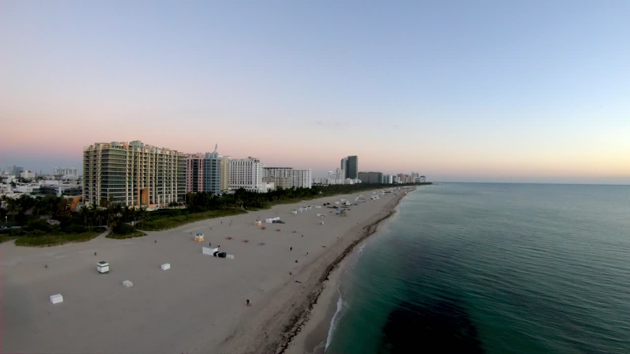 해가 뜨는 미아미 해변의 드론 영상, 해변과 건물을 포함하여