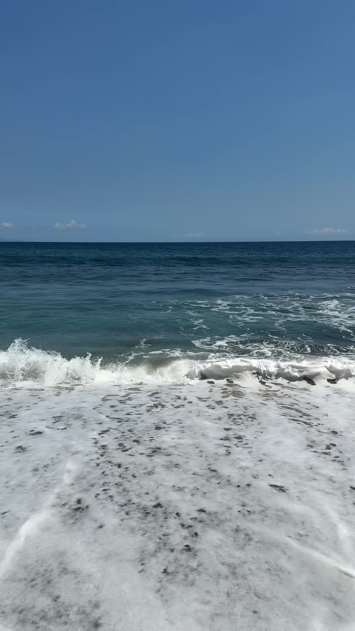 Kumlu Bir Plaja Nazikçe Vuran Sakin Okyanus Dalgaları