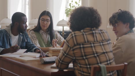 estudiantes que estudian en la biblioteca