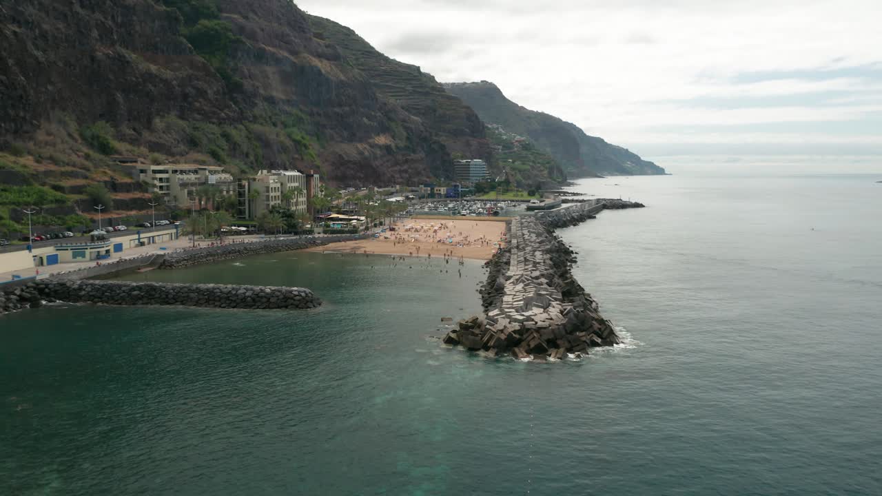 Sorvolando il muraglione dell'Oceano Atlantico verso la spiaggia di Areia a Madeira