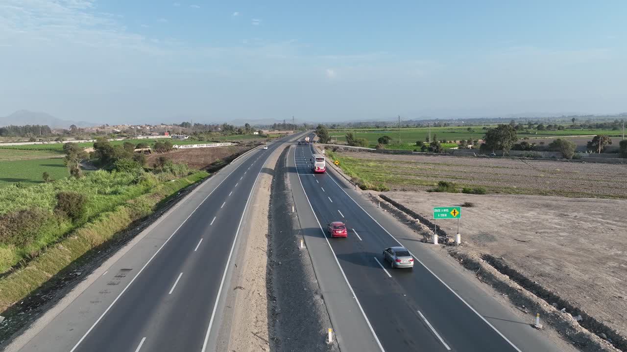 페루의 파나메리카나 노르테 고속도로에서 다른 차량이 추월한 버스 뒤에 탄 자동차의 드론 샷