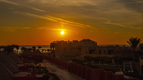 Mañana-Dorada-Del-Amanecer-Sobre-La-Vista-Del-Mar-Rojo-Desde-El-Resort-Todo-Incluido