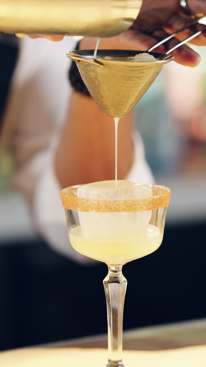 Barman Colando un Cóctel en un Vaso con Hielo
