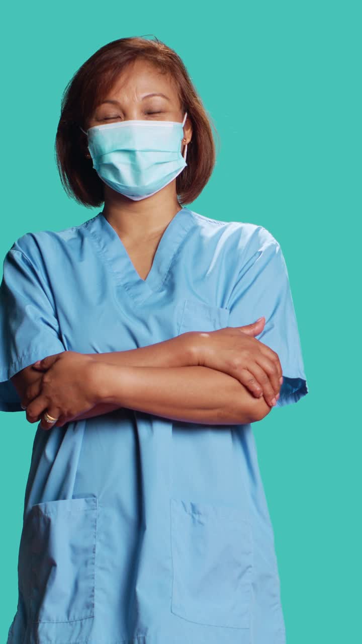 Infermiera con maschera