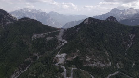 Video-De-Drone-Del-Avión-&quot;delantero&quot;,-Avanzando-En-El-Sh21-Sobre-La-Cima-Del-Paso-De-Montaña-Theth