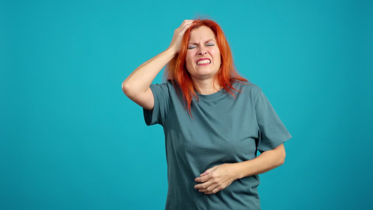 Donna che soffre di forte mal di stomaco e mal di testa su sfondo blu