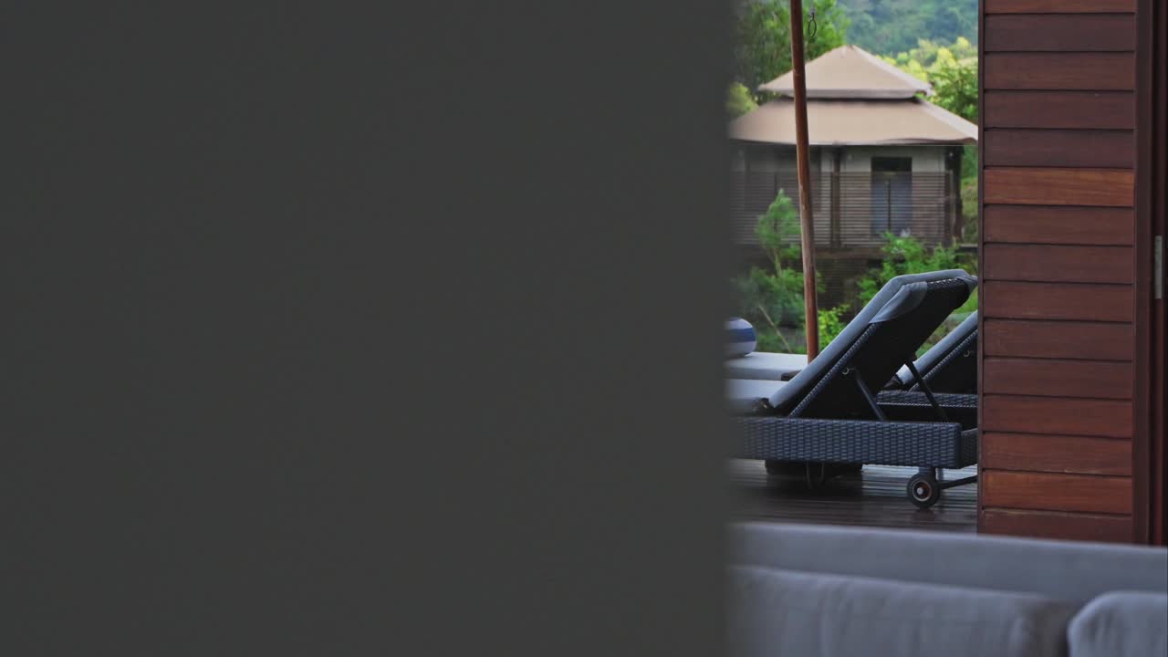 여름을 수영장 에서 보냈고, 자루와 무한 수영장의 영화적 공개가 있었습니다.