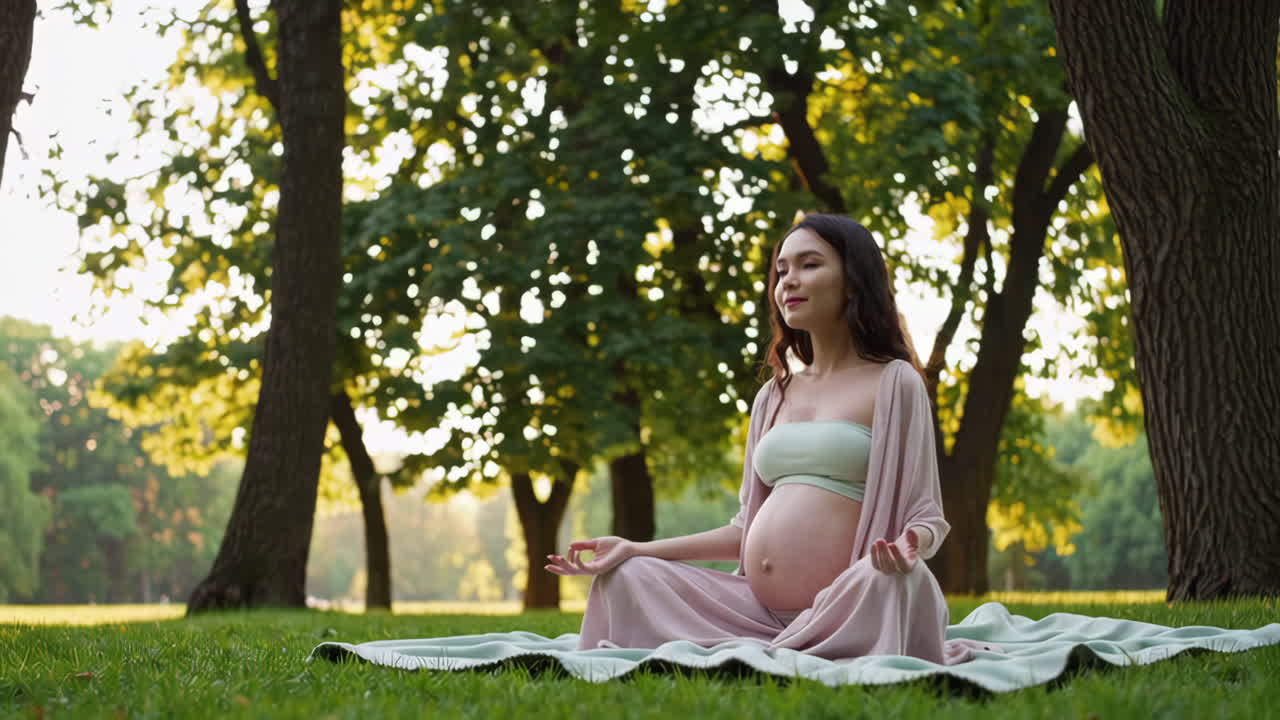 임신 한 여자 가 공원 에서 명상 하고 있다