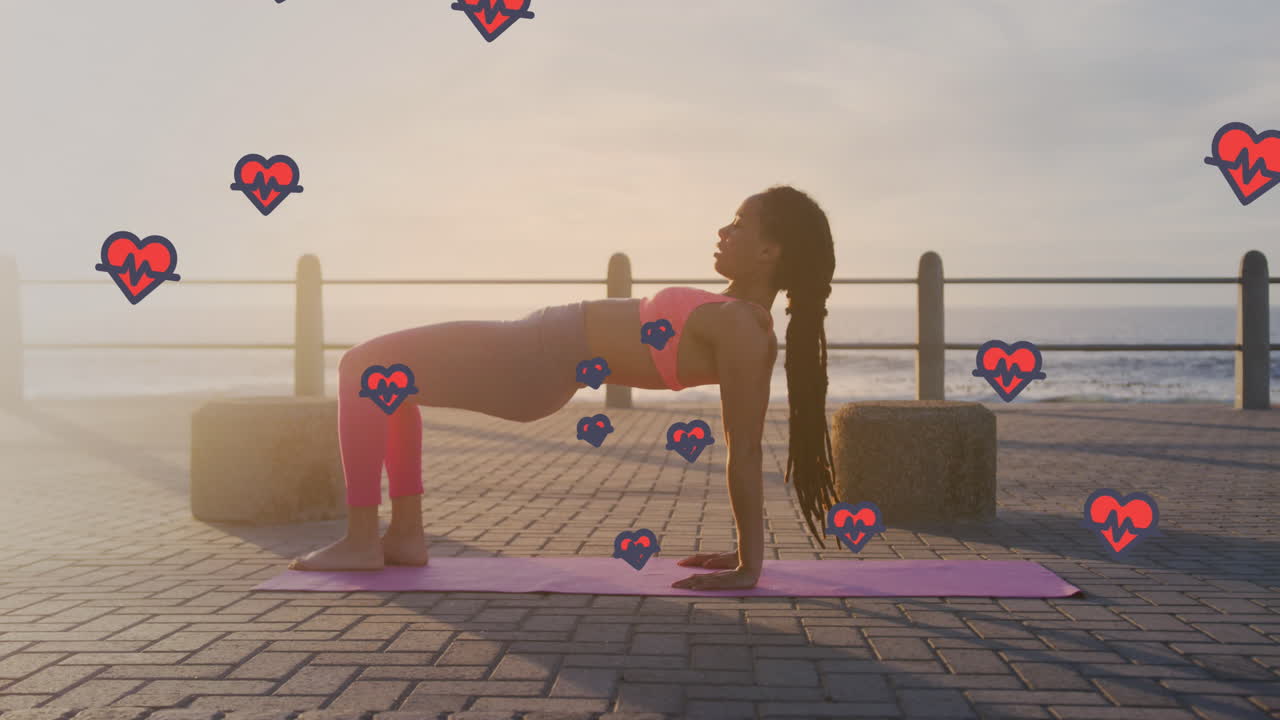산책로에서 운동하는 두 인종의 여성 위에 심장 아이콘의 애니메이션