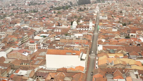 厄瓜多爾庫恩卡 (cuenca) 的空城,在covid-19大流行的封鎖期間,從無人機的角度看