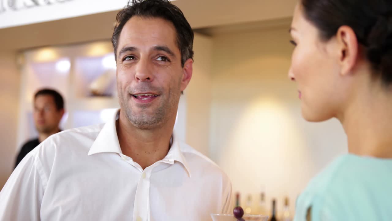 amigos charlando y bebiendo cócteles