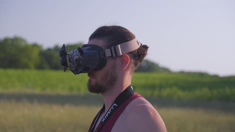 el hombre se quita las gafas de control de aviones no tripulados al aire libre