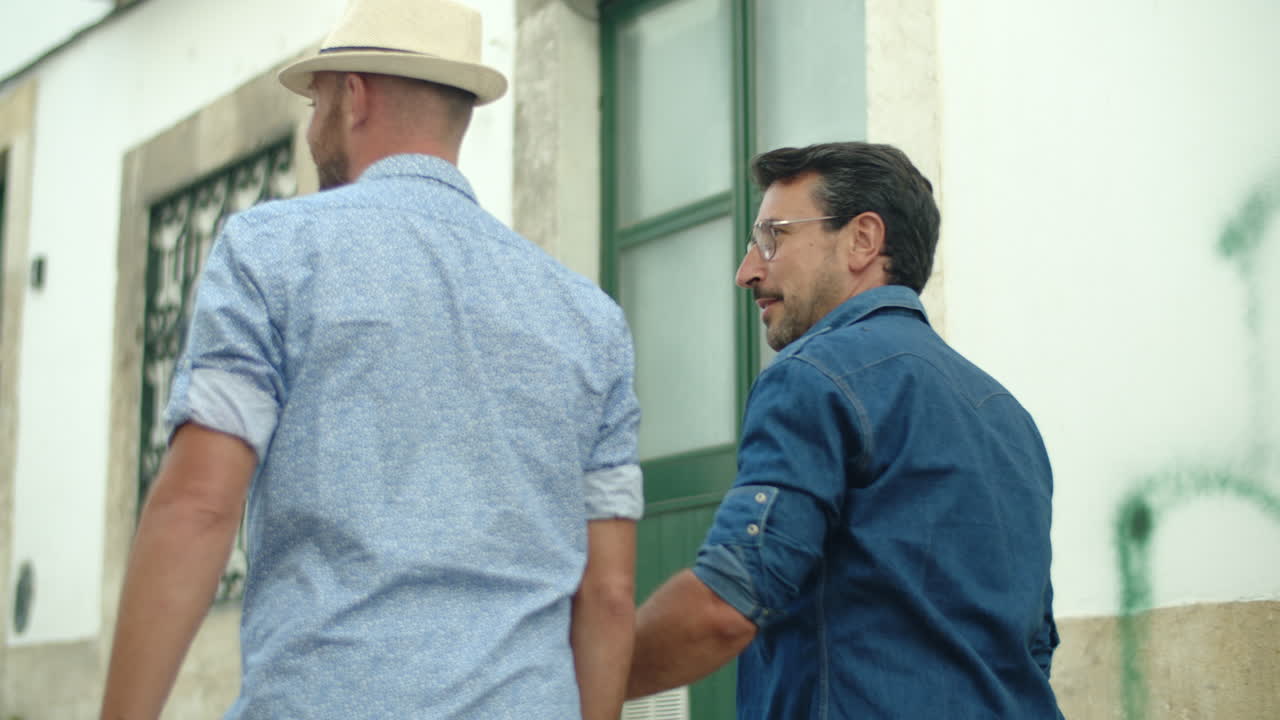 동네를 돌아다니며 수다를 떨고 있는 동성애 남자들의 슬로우 모션