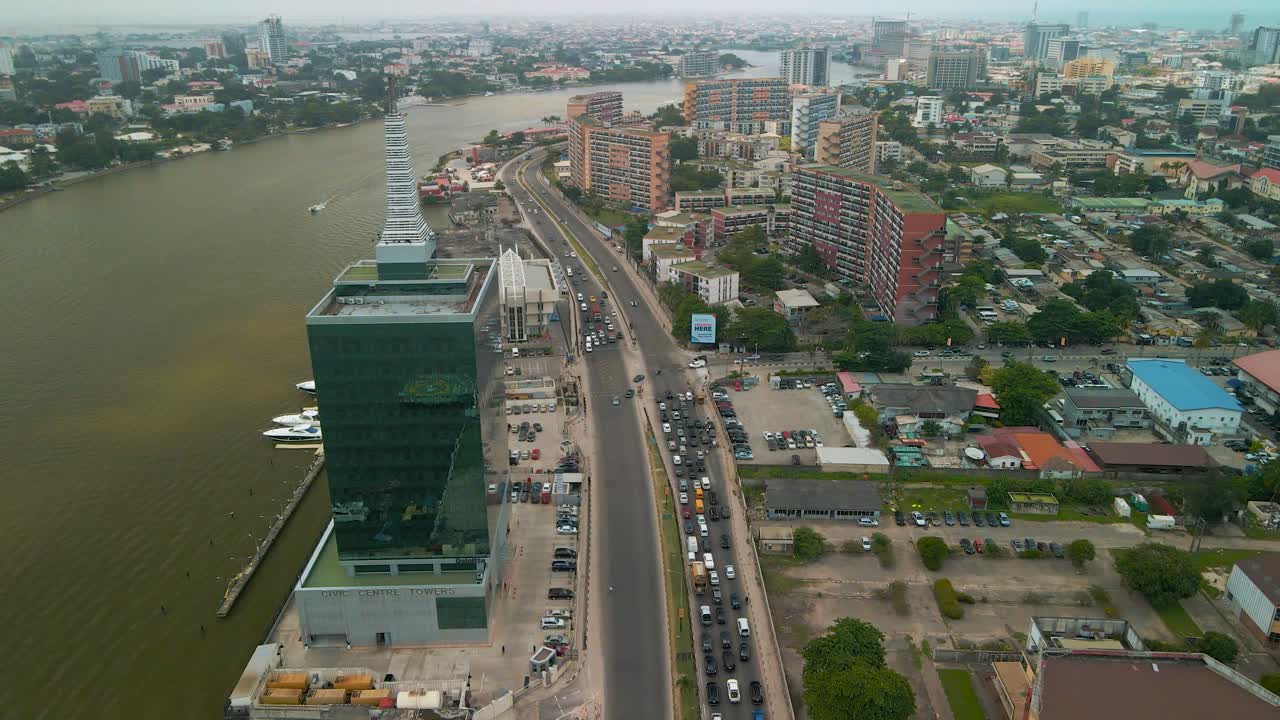 tráfico y paisaje urbano del puente falomo, la facultad de derecho de lagos y la torre del centro cívico en lagos, nigeria